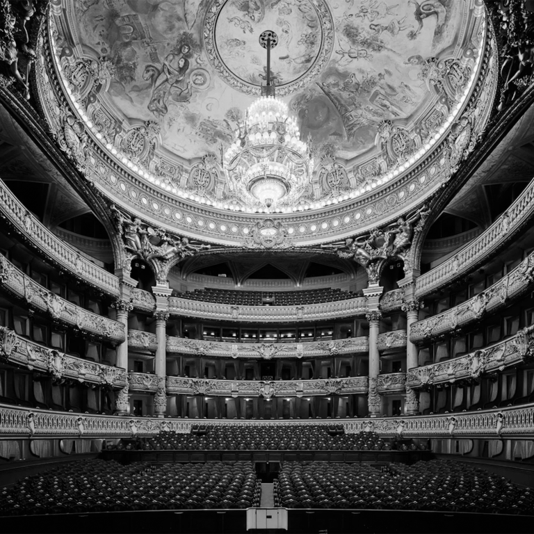 Évènements Salle de théâtre opulente avec un plafond décoré et des sièges en rangées.